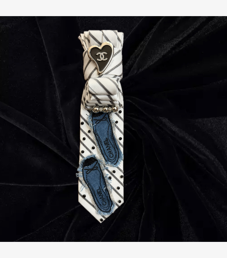 Modern Elegance with Iconic Detail Tie